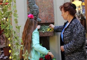 Директор ТЦСО «Арбат» возложил цветы к мемориальной доске «Солдатам Арбата» 