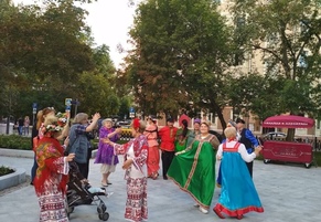Выступление ансамбля «Калина» в Спасопесковском сквере 8 августа 2018